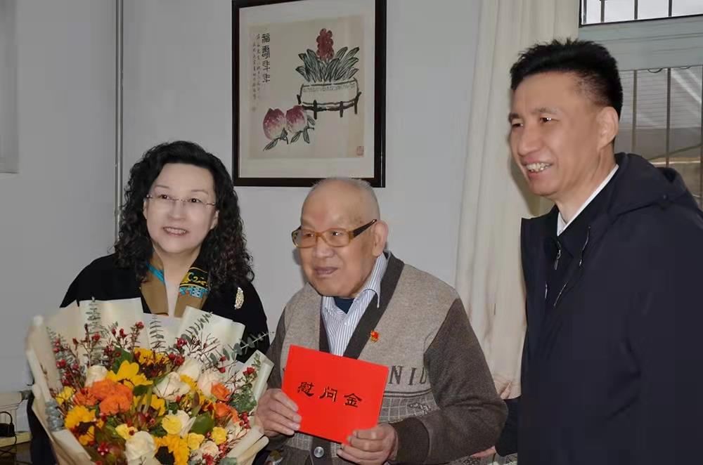 濟(jì)南產(chǎn)發(fā)集團(tuán)黨委副書(shū)記、總經(jīng)理黃蓓走訪慰問(wèn)離休老干部、老黨員